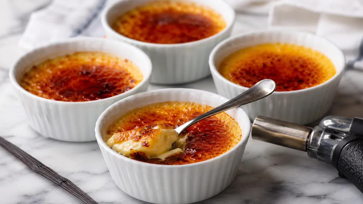 Quatre crèmes brûlées à la vanille caramélisées