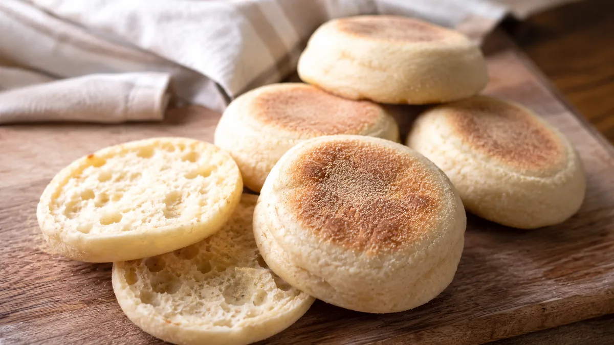 Étapes de pâte levée pour muffins anglais maison