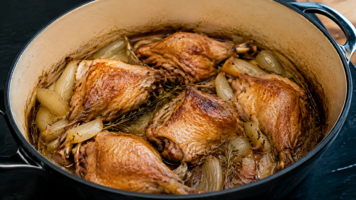Manchons de canard dorés en cocotte avec oignons