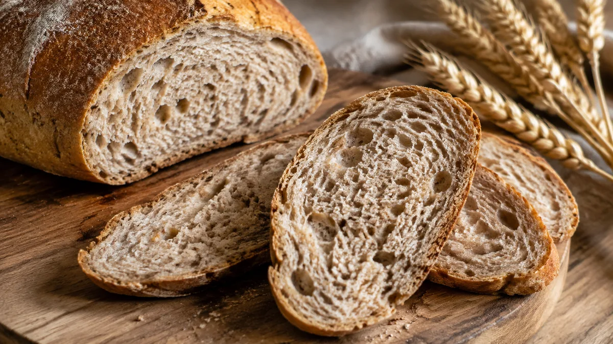 Pain au petit épeautre tranché, mie alvéolée et croûte dorée