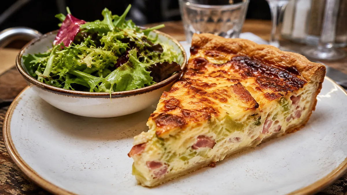 Part de quiche poireaux lardons avec salade verte