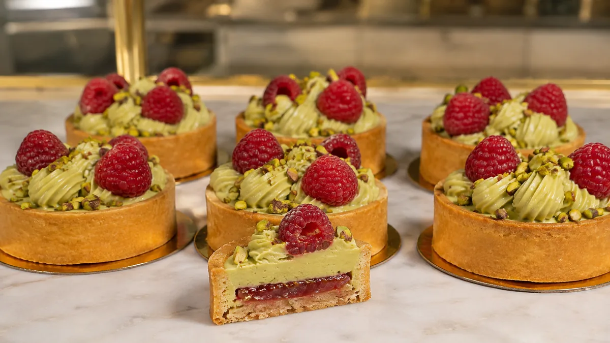 Six tartelettes pistache framboise garnies de fruits frais