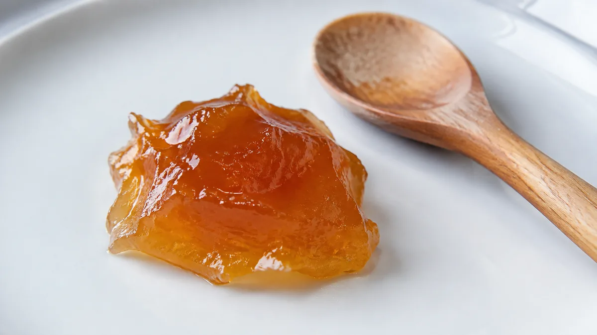 Test de la goutte de gelée de coing figée sur assiette froide